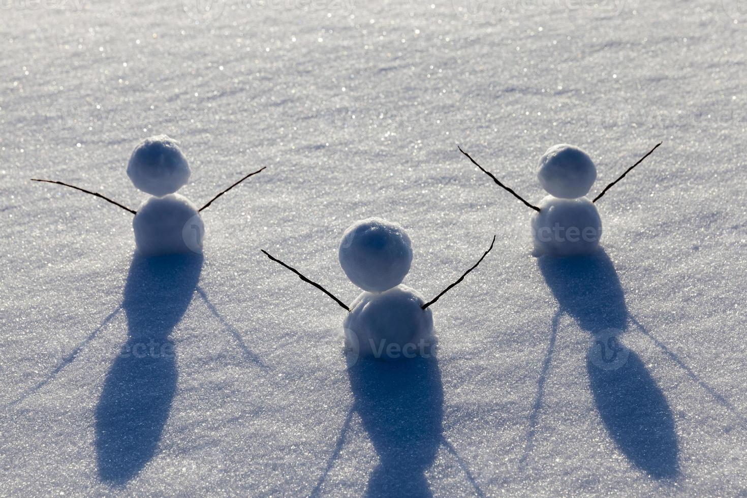 bonhommes de neige faits de neige en hiver photo