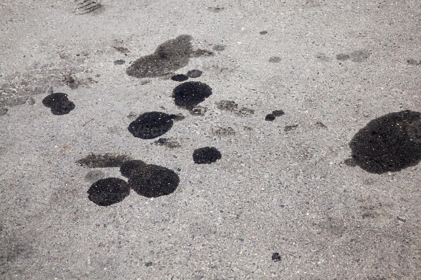 taches d'huile de voiture sur une route goudronnée photo