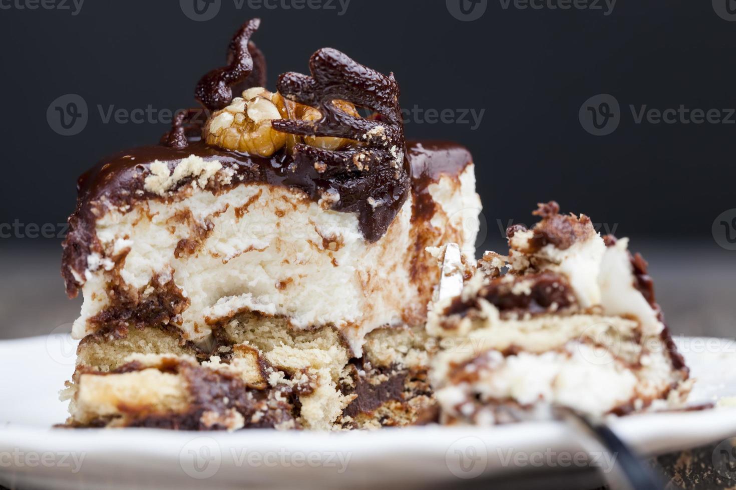 Gâteau en forme de cube sur une assiette photo