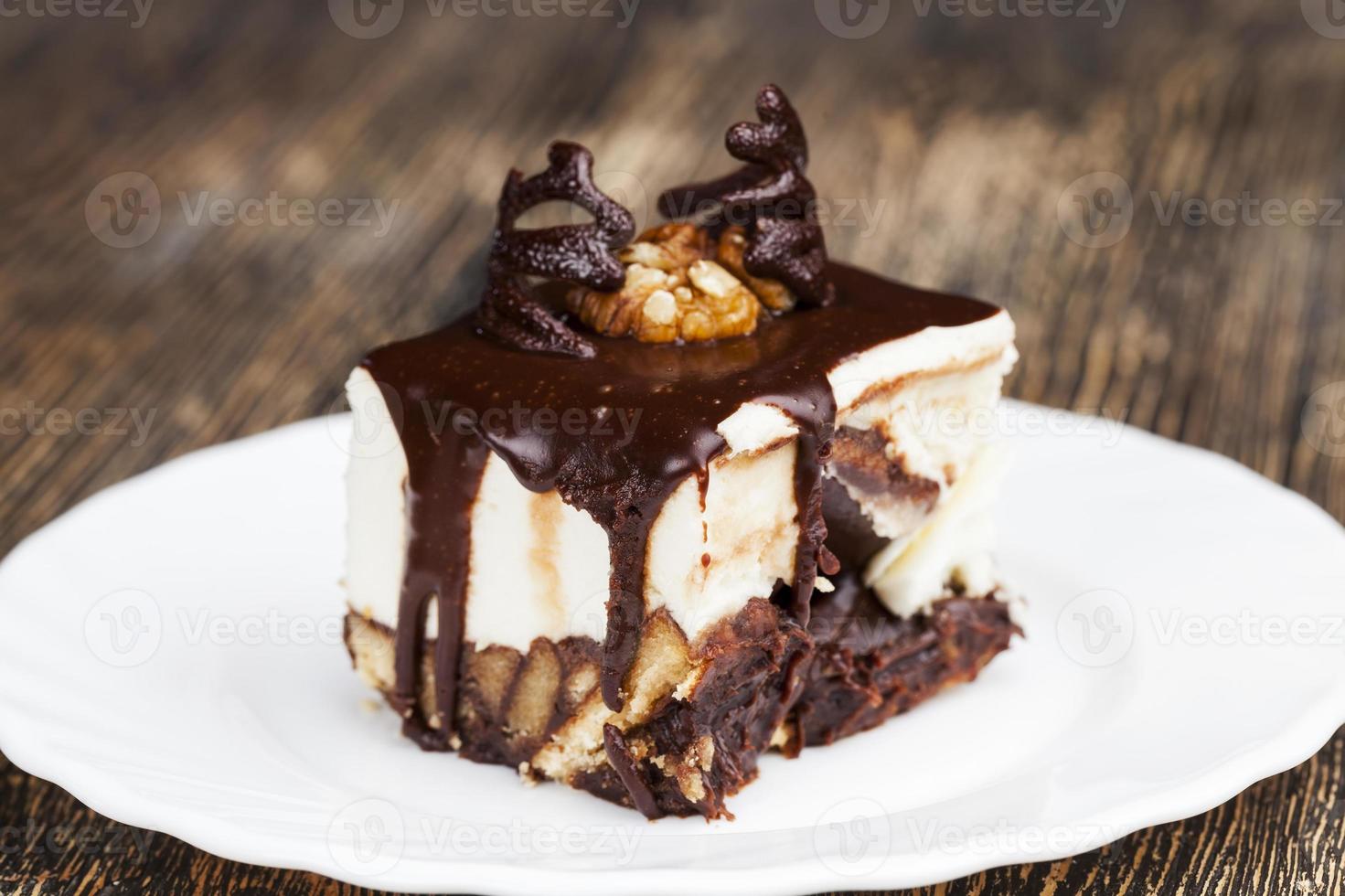 Gâteau en forme de cube sur une assiette photo