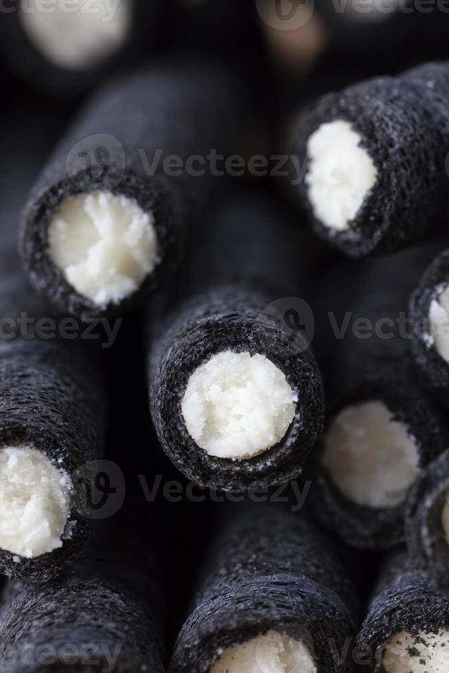 gaufres très sucrées et gaufres noires croustillantes à base de farine de blé photo