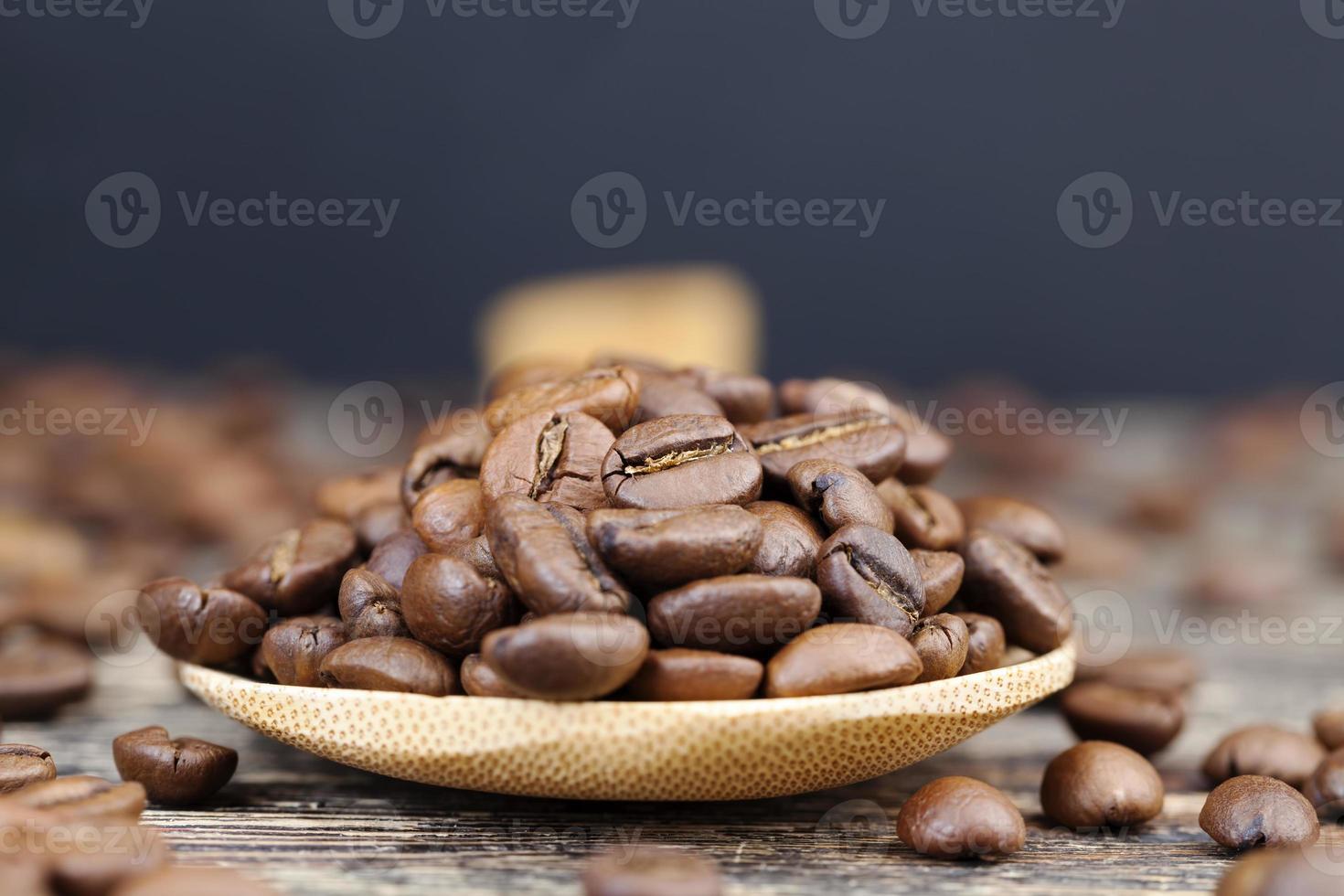 grains de café aromatiques dans une cuillère en bois, grains de