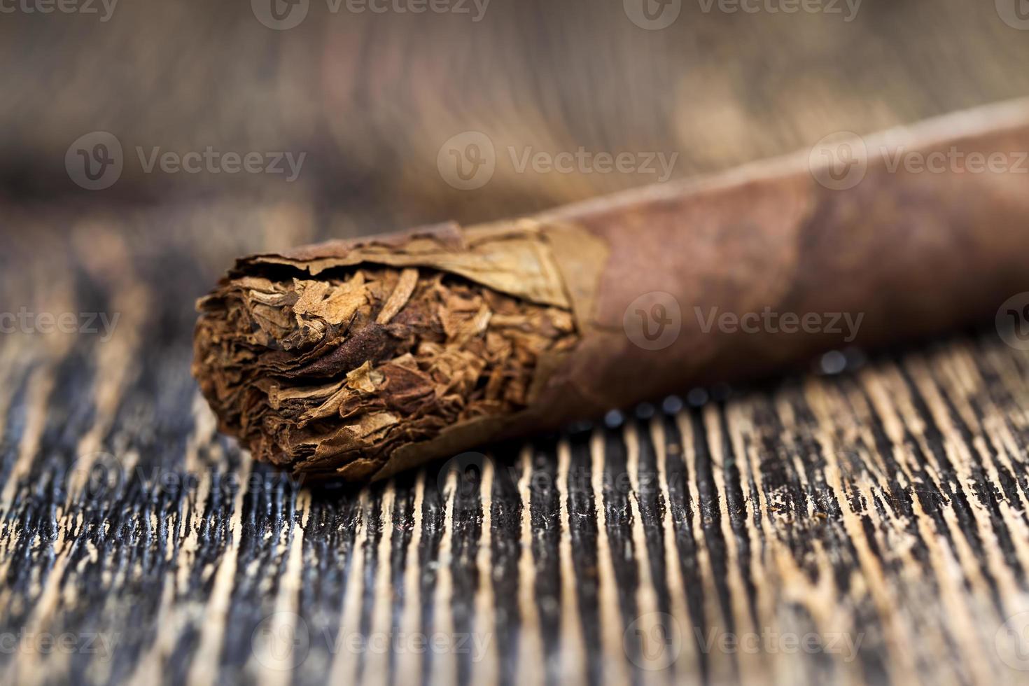 tabac d'une cigarette qui s'effrite photo