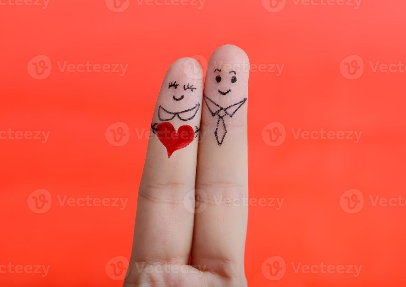 smiley doigt peint sur fond rouge, concept de la Saint-Valentin. photo