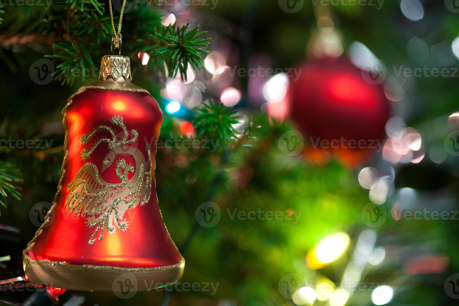 ornement de Noël avec arbre éclairé en arrière-plan, espace copie photo