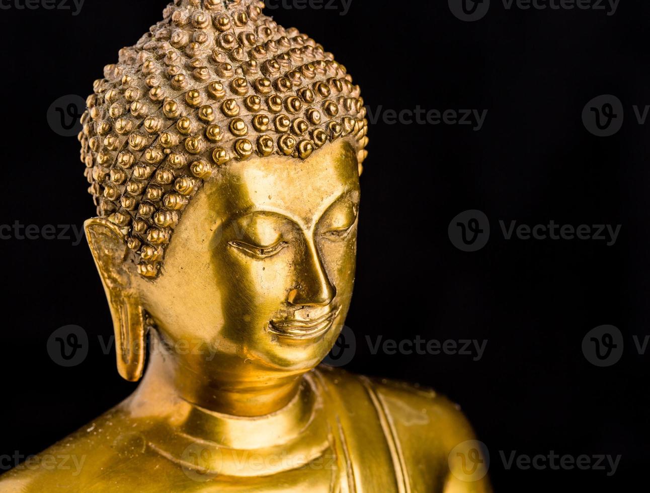statue de Bouddha sur fond noir photo