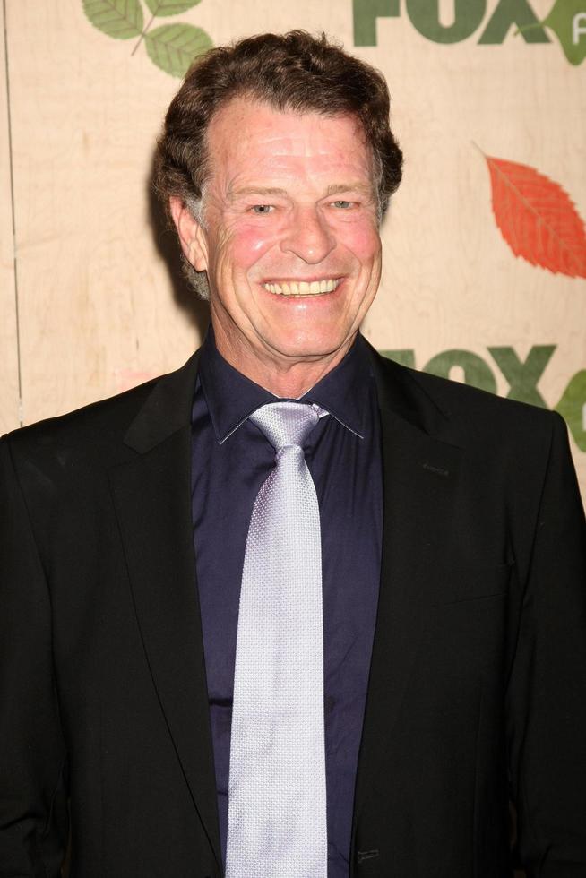 Los angeles, sep 12 - john noble arrivant à la 7e fête annuelle de l'éco-casino fox fall à la reliure le 12 septembre 2011 à culver city, ca photo