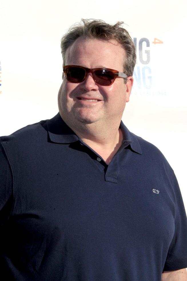 los angeles, 30 juillet - eric stonestreet au 3e but annuel de ping-pong 4 de clayton kershaw au stade dodger le 30 juillet 2015 à los angeles, ca photo