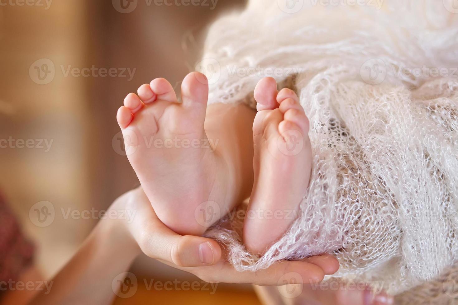 Pieds De Bebe Dans Les Mains De La Mere Maman Et Son Enfant 9490 Banque De Photos