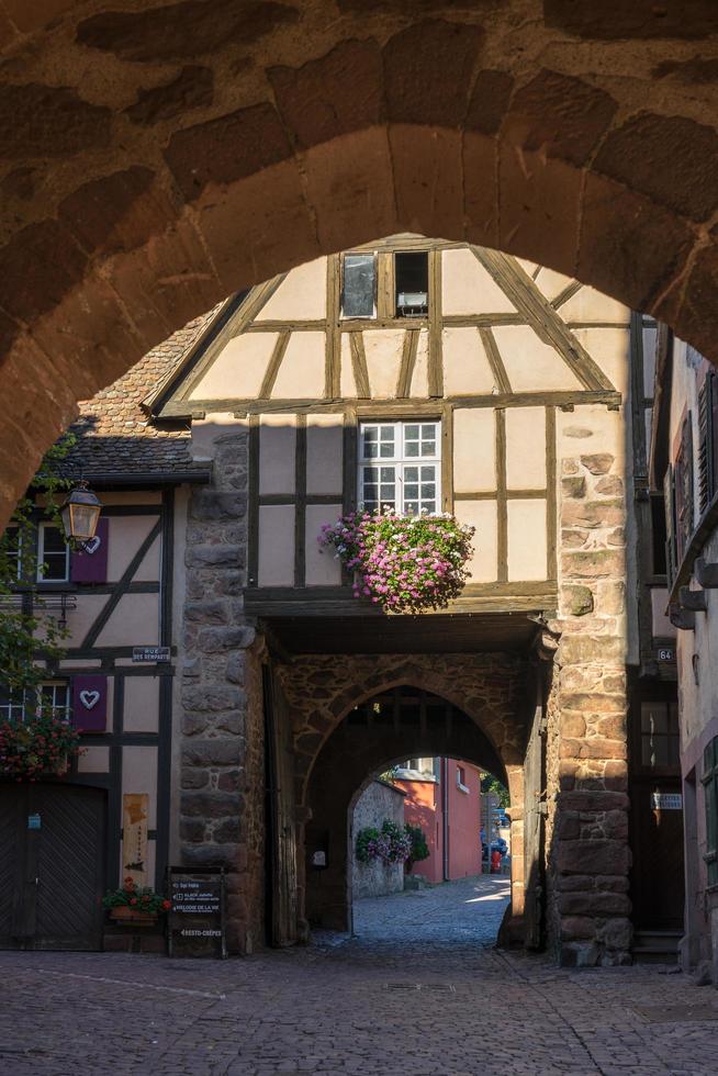 riquewihr, haut-rhin alsace, france, 2015. architecture de riquewihr photo