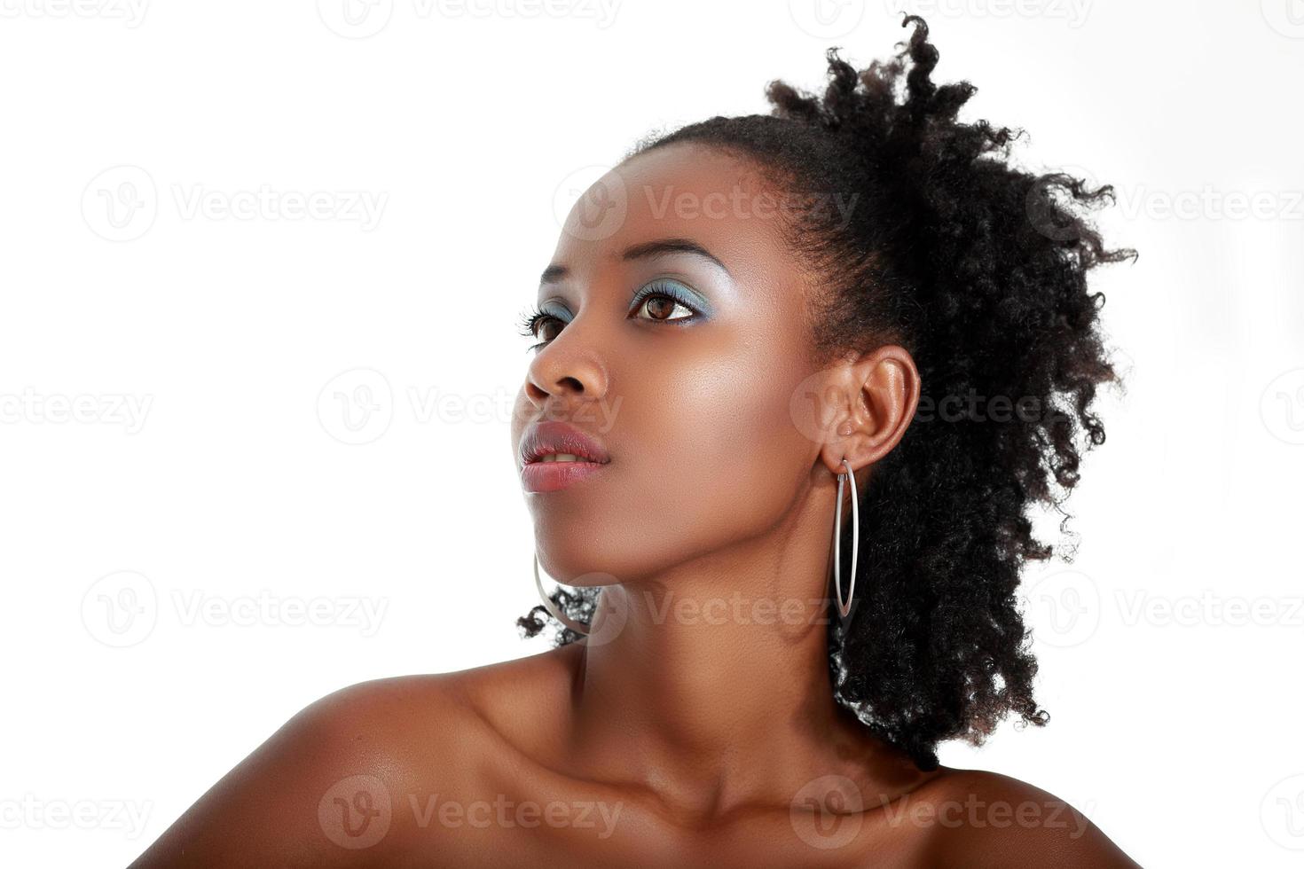 femme noire posant photo