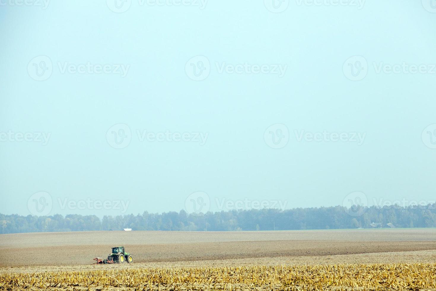 champ avec tracteur, gros plan photo