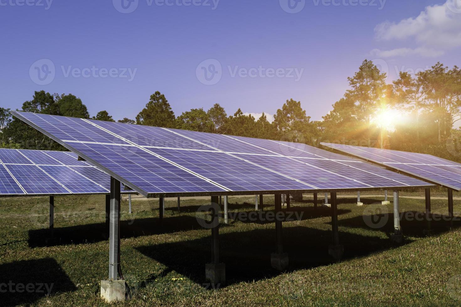 panneau solaire, photovoltaïque, source d'électricité alternative. ressources durables. concept d'énergie alternative. photo