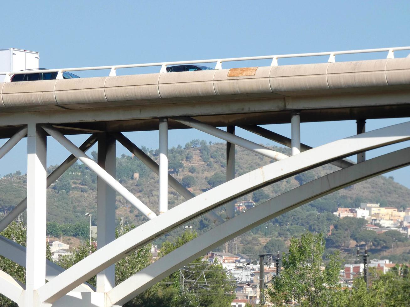 pont sur une rivière pour le passage des véhicules à moteur photo