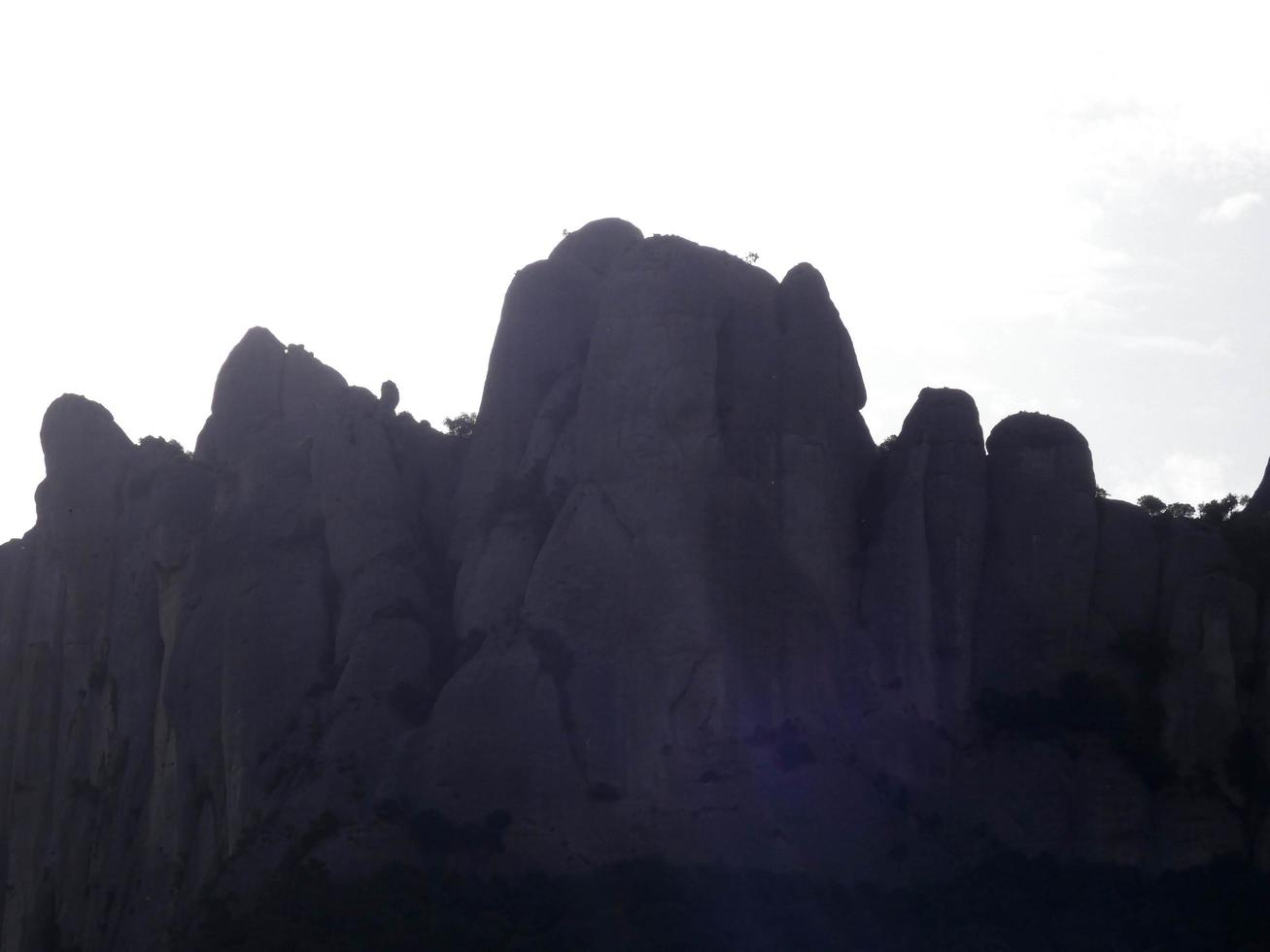 profil des montagnes de montserrat dans la province de barcelone, catalogne, espagne. photo