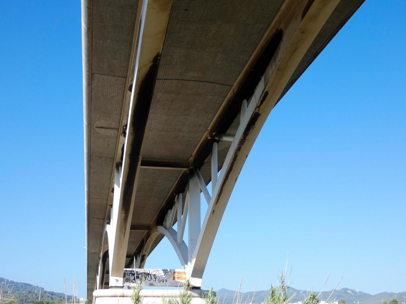 pont sur une rivière pour le passage des véhicules à moteur photo