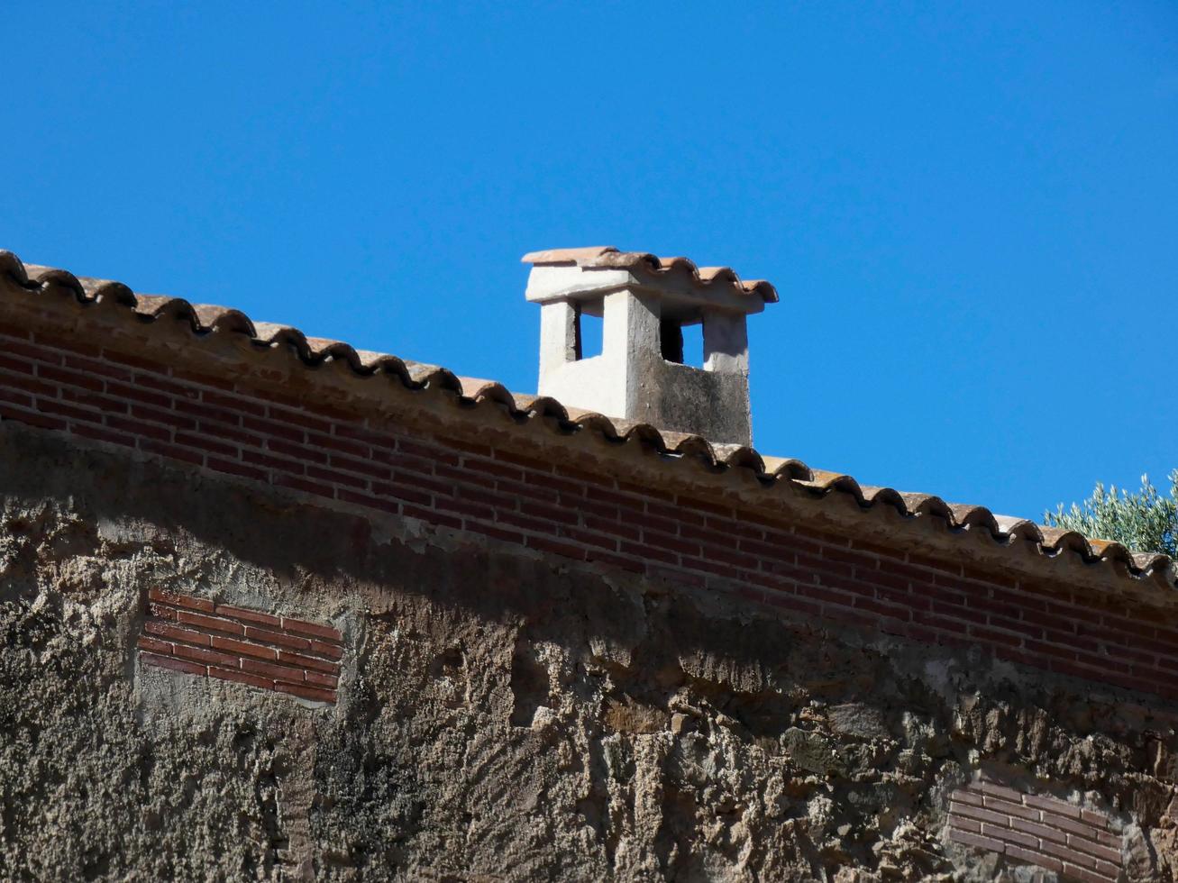 maison de montagne typiquement catalane dans les environs de barcelone, espagne photo