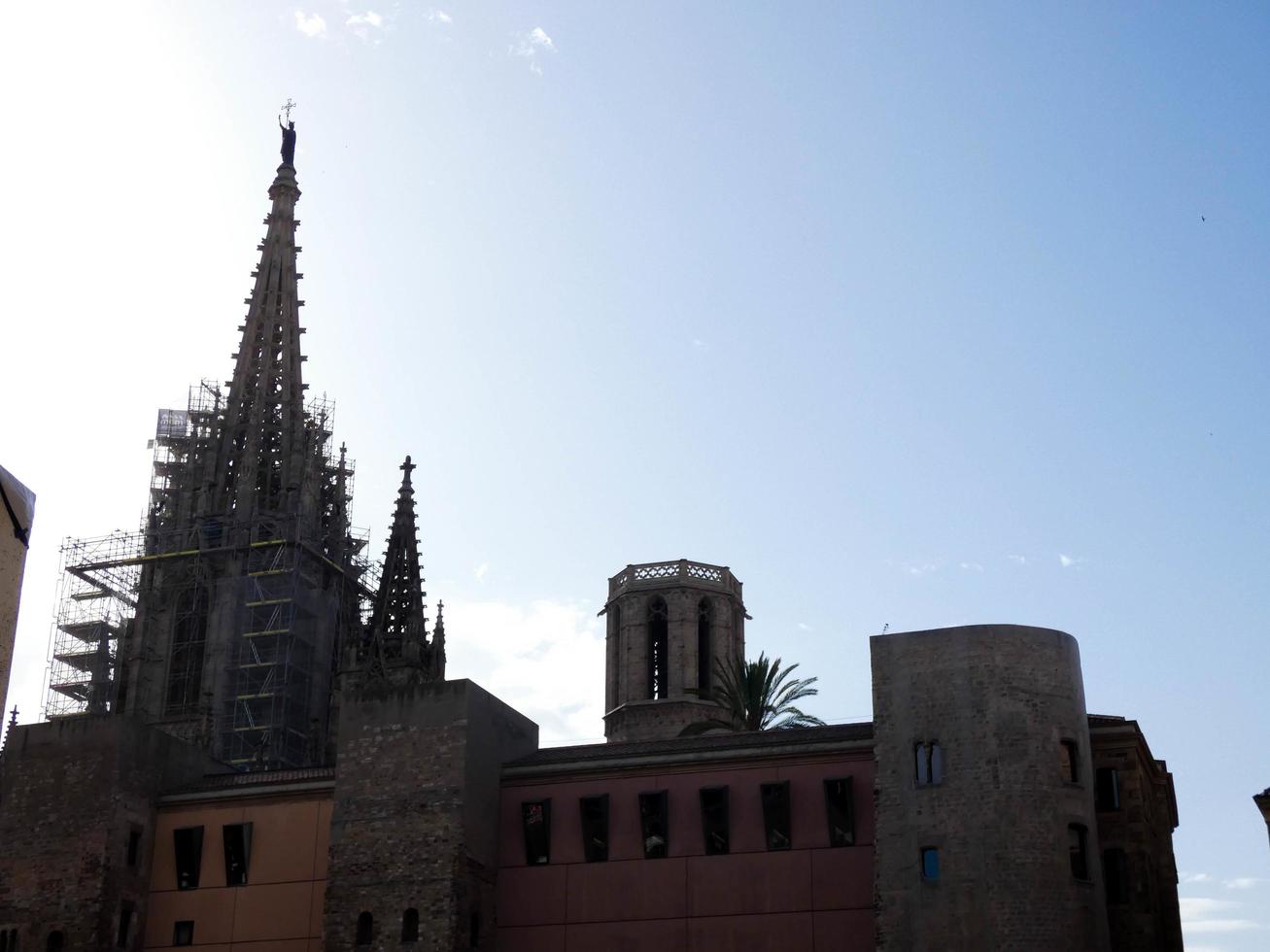 silhouette de la cathédrale de la ville de barcelone photo