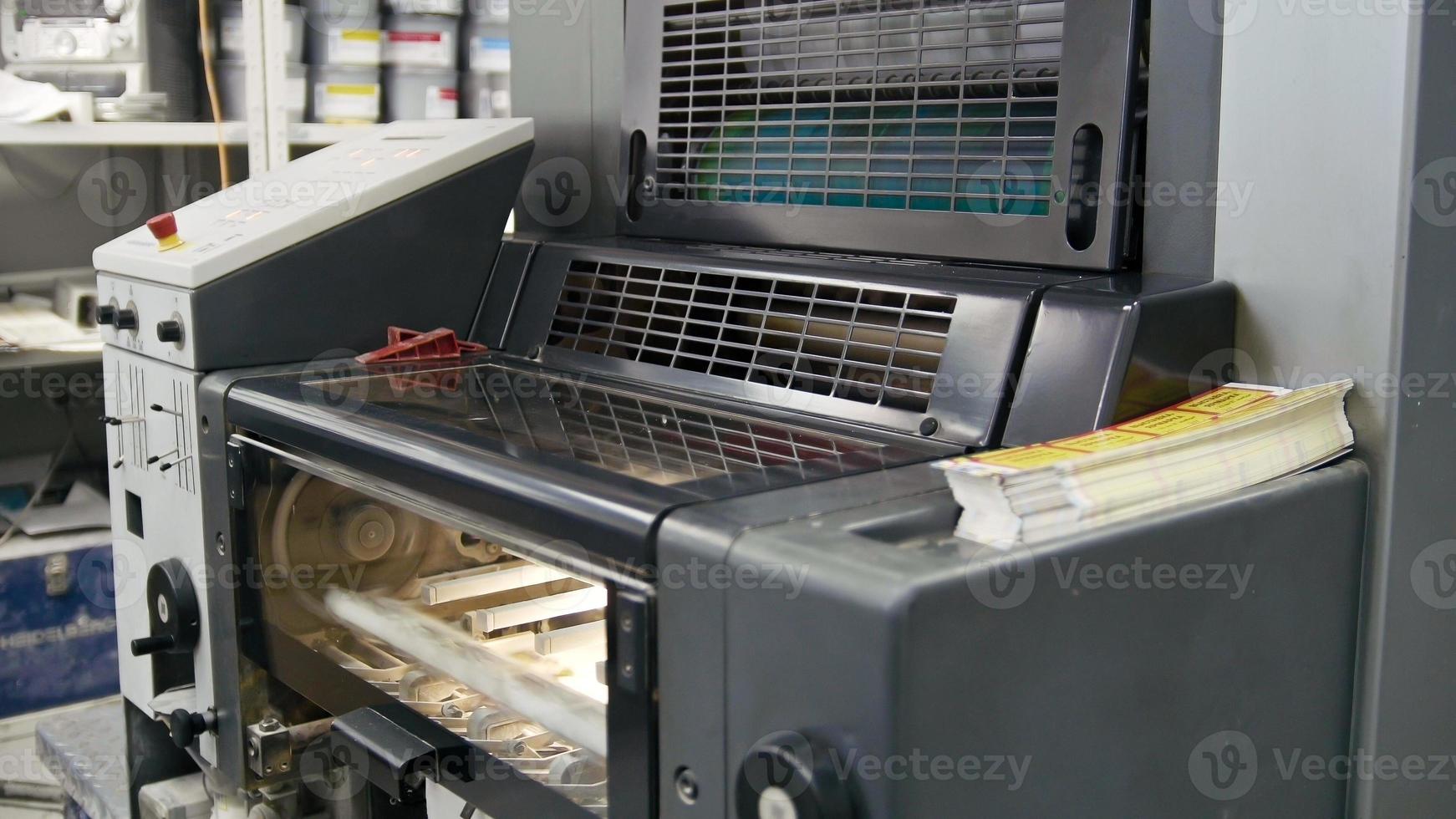machine travaillant dans une imprimerie, industrie du polygraphe - équipement de nettoyage, vue de face photo