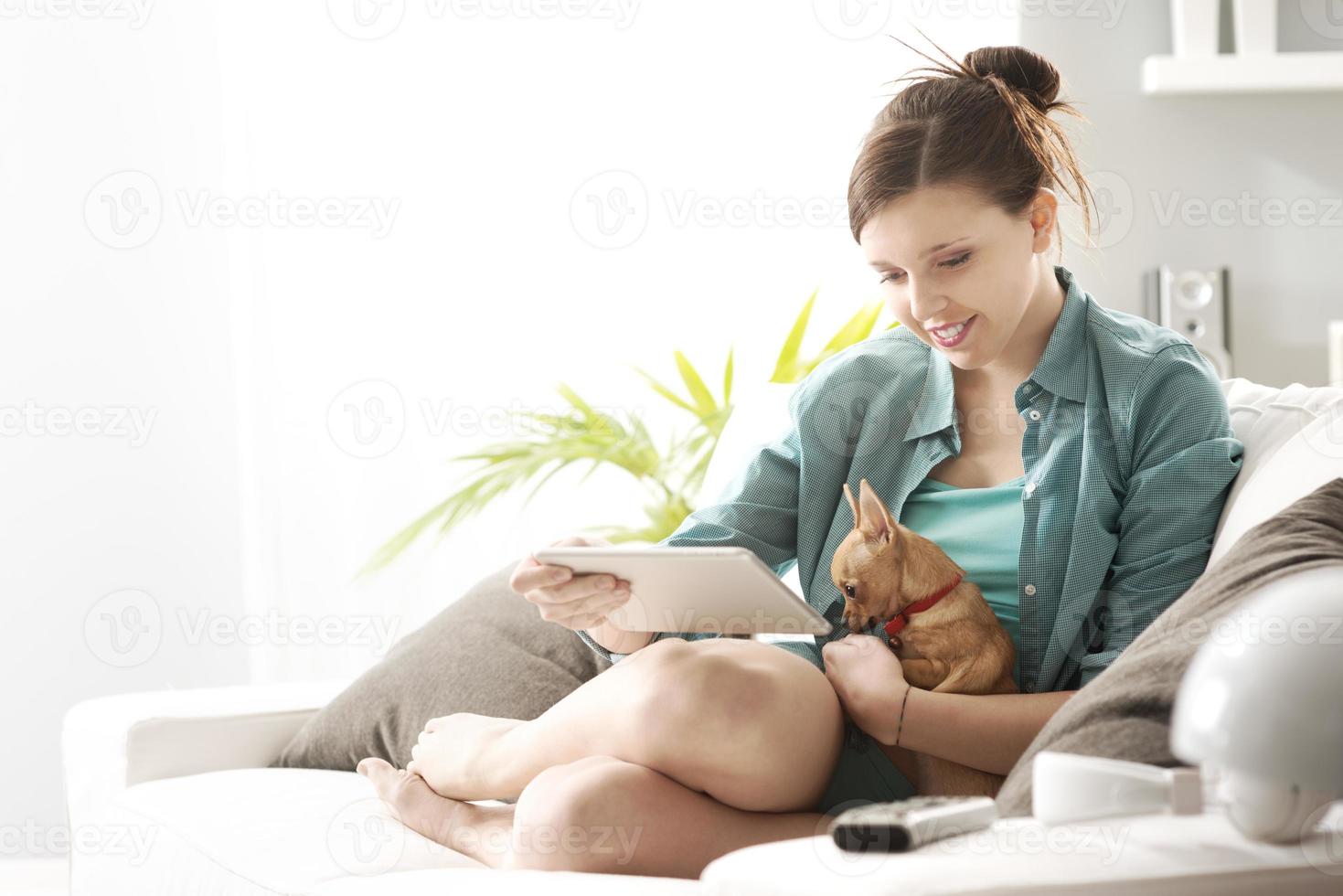 fille avec tablette sur canapé photo