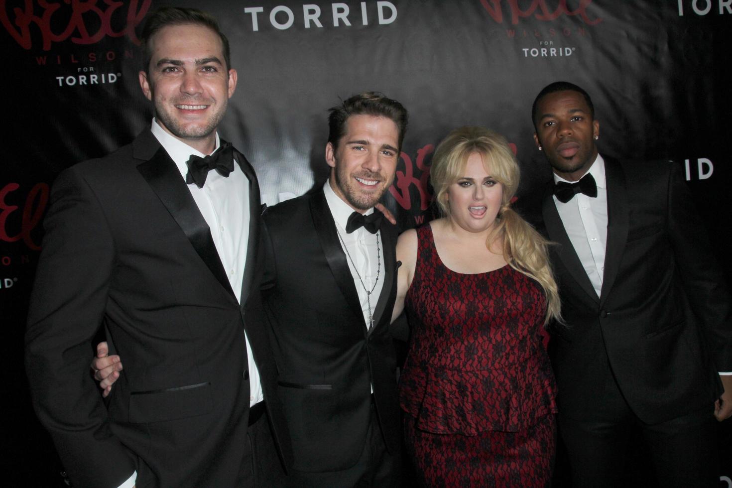 los angeles, 22 oct - emile welman, hugh sheridan, rebel wilson, gabe roland au rebel wilson pour une soirée de lancement torride aux milk studios le 22 octobre 2015 à los angeles, ca photo