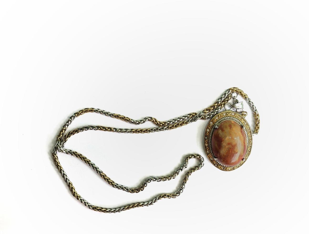 Collier d'agate isolé sur fond blanc photo