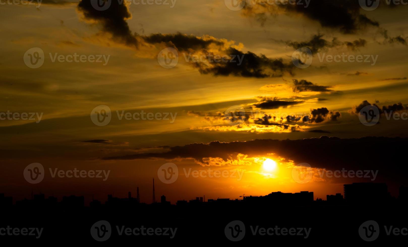 donne une sensation de chaleur, coucher de soleil derrière le bâtiment de la ville, silhouette des grands bâtiments de la ville, silhouette du bâtiment à nouveau beau fond de ciel et concept de liberté. photo