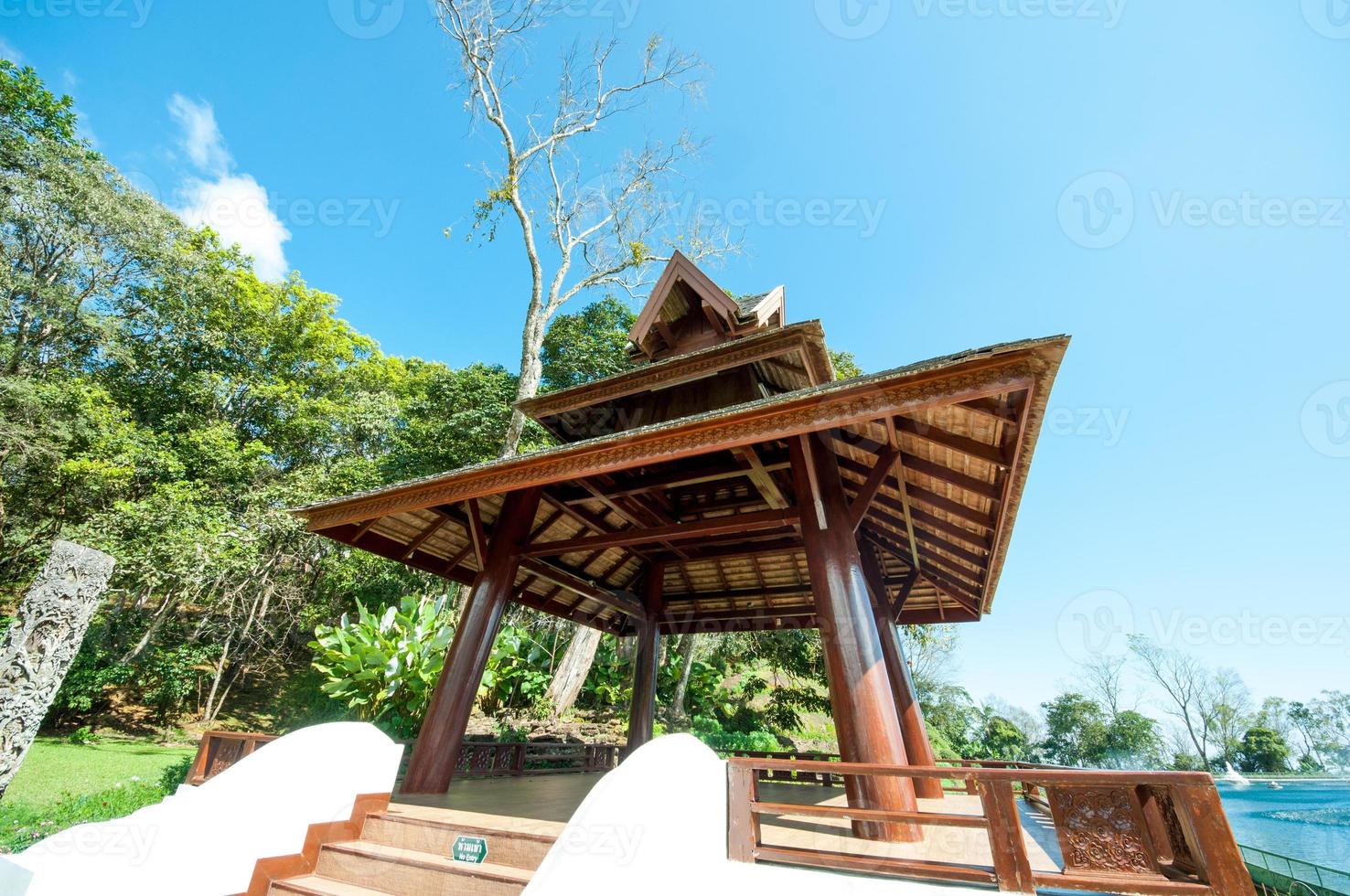 pavillon thaï dans un parc photo