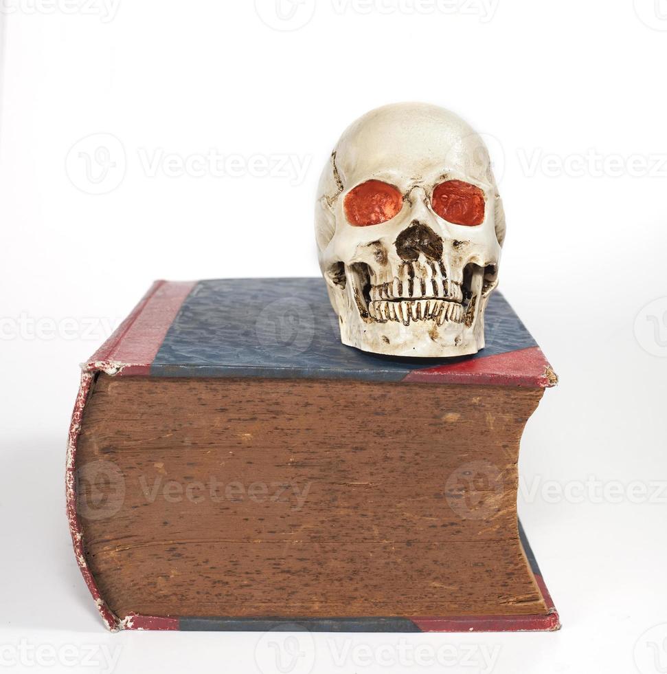 crâne et gros vieux livre de texte photo