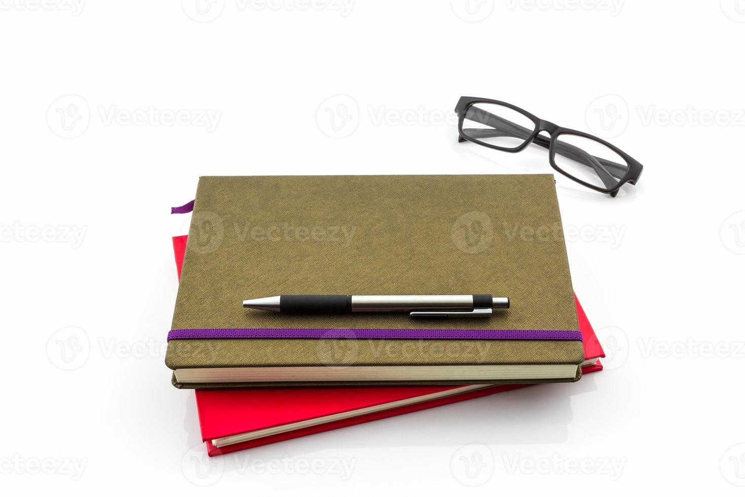 groupe de livre, stylo et lunettes. photo
