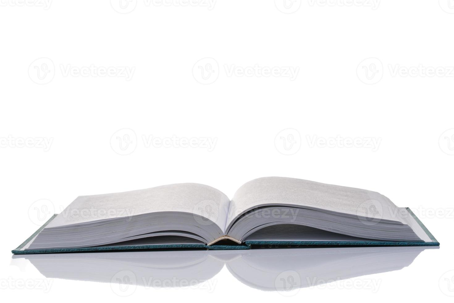 livre ouvert sur fond blanc photo