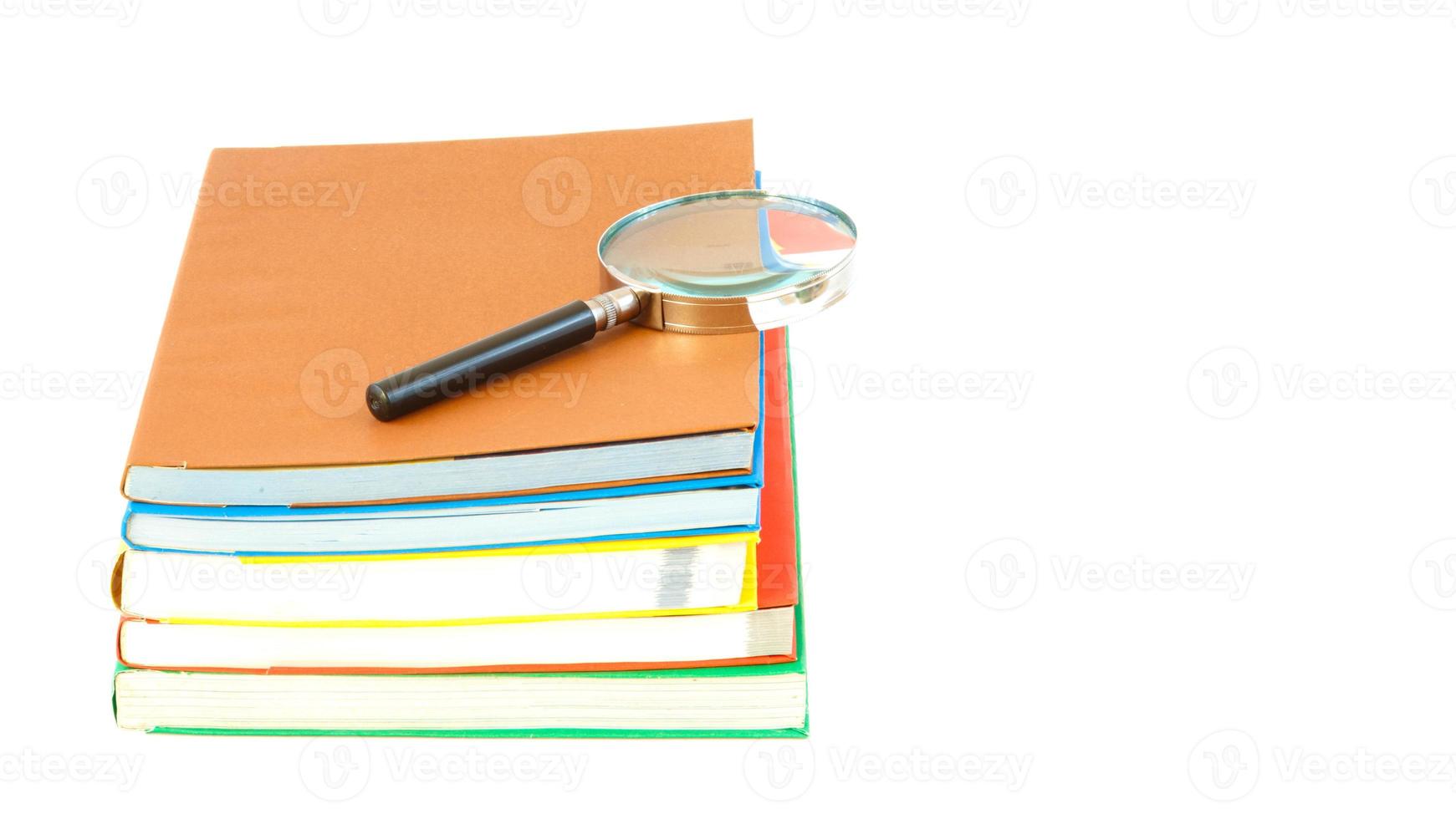 pile de manuels, outils de soutien et isolé sur fond blanc photo