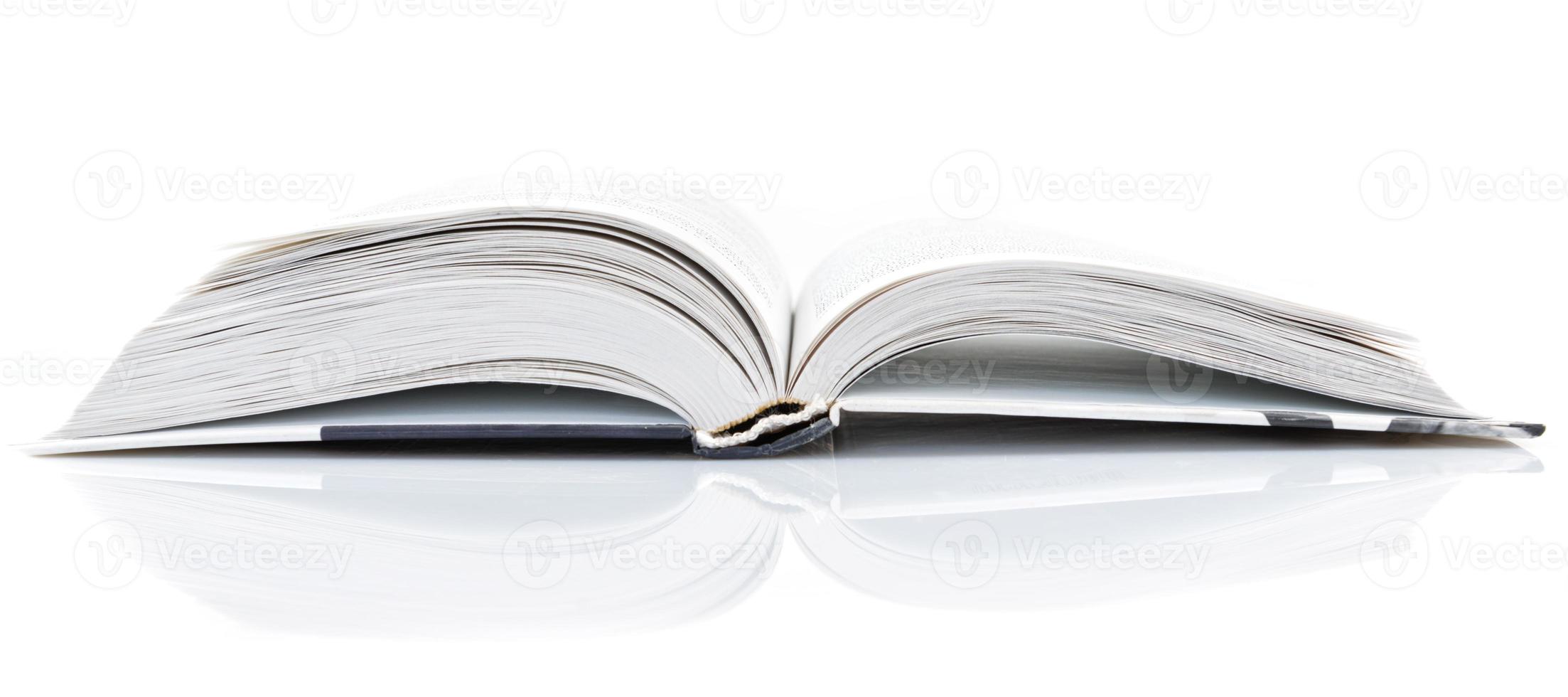 livre ouvert sur fond blanc photo