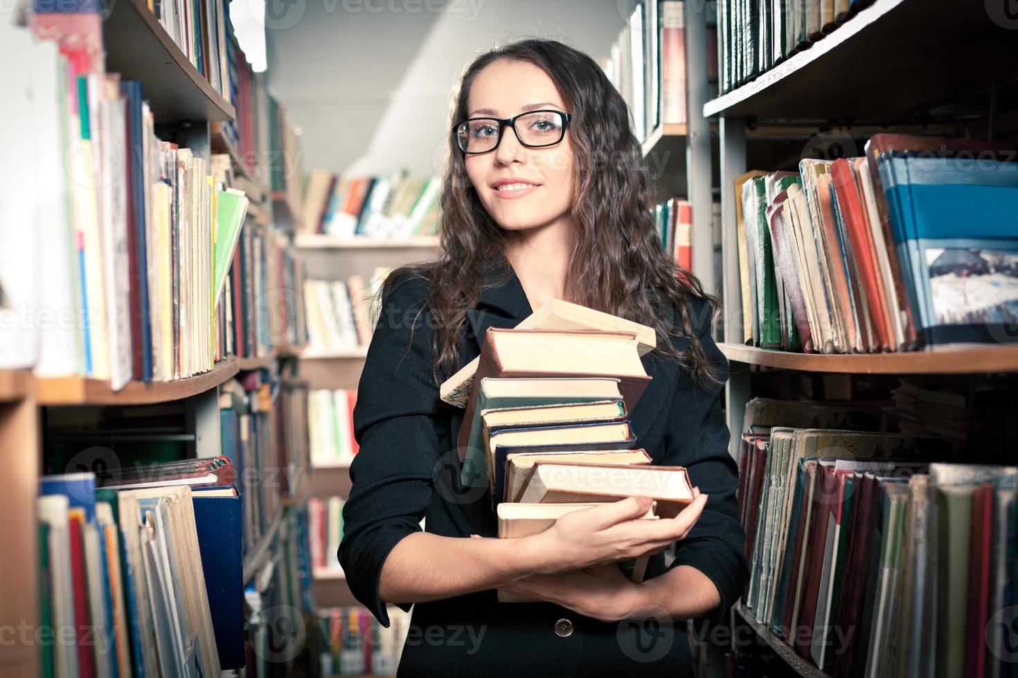 femme brune à la bibliothèque photo