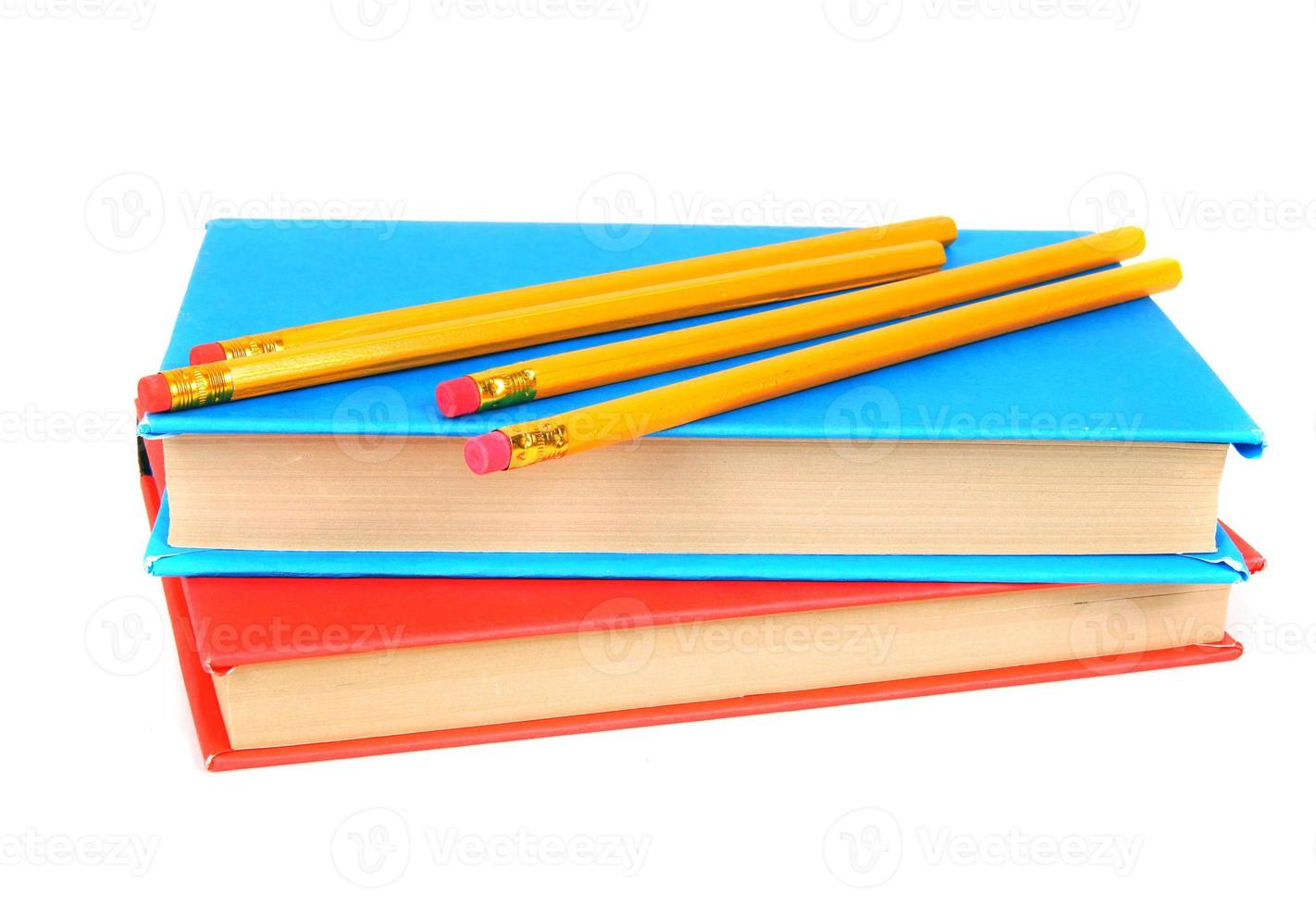 livres et crayons. sur fond blanc. photo
