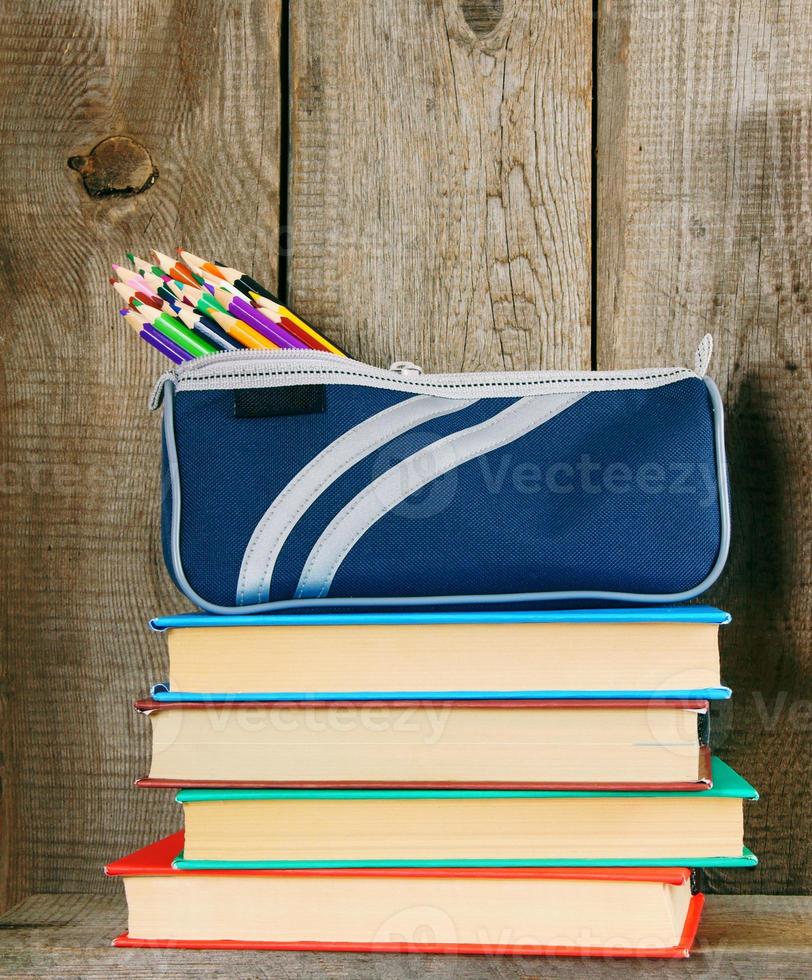 livres et outils scolaires sur une étagère en bois. photo