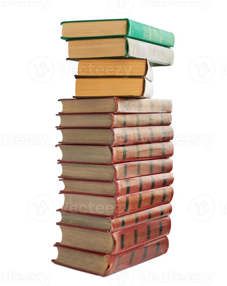 pile de vieux livres avec l'estampage à l'or sur fond blanc photo