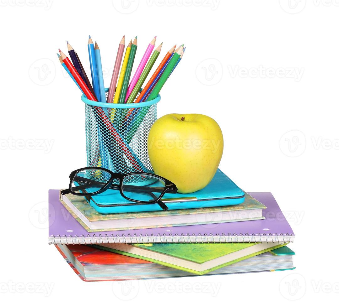 retour à l'école. une pomme, des crayons de couleur et des verres photo