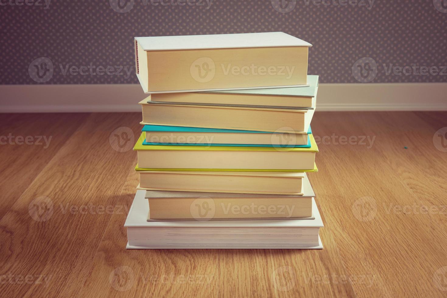 pile de livres sur le sol photo