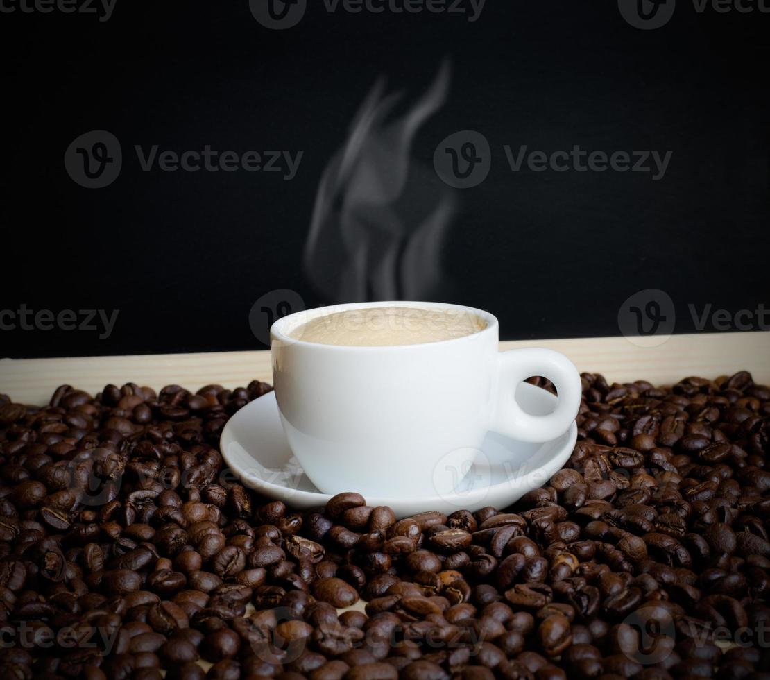 café et grains de café avec tableau noir photo