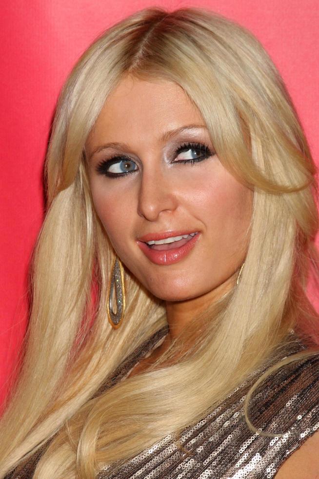 Los angeles, jan 13 - paris hilton arrive à la fête d'hiver 2011 de la nbc tca à l'hôtel langham huntington le 13 janvier 2010 à westwood, ca photo