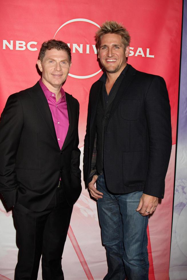 los angeles, jan 13 - bobby flay, curtis stone arrive à la fête nbc tca hiver 2011 à l'hôtel langham huntington le 13 janvier 2010 à westwood, ca photo