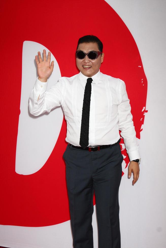 Los Angeles, 11 juillet - Psy arrive à la première de Red 2 au théâtre du village le 11 juillet 2013 à Westwood, Californie photo