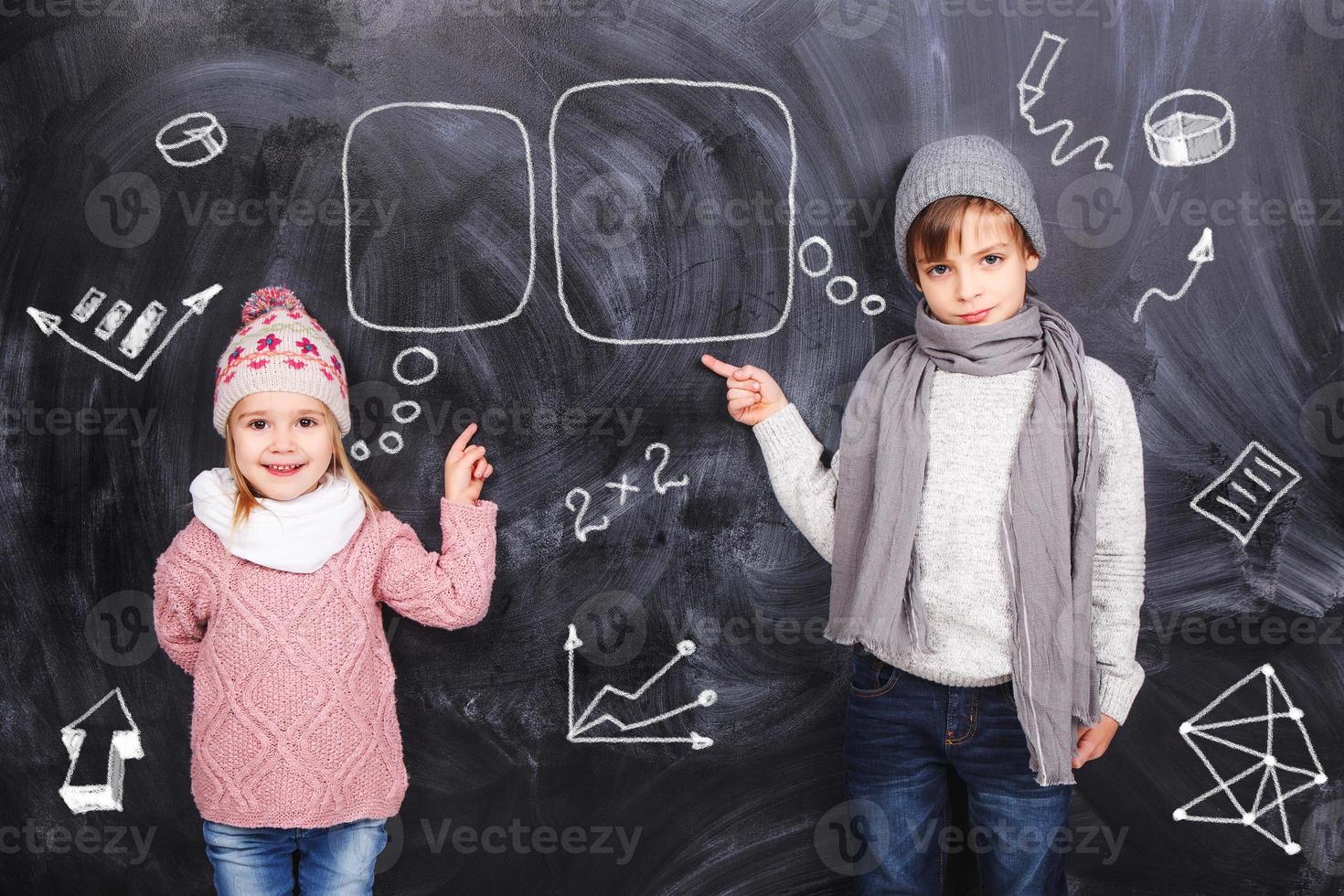 garçon et fille étudient les mathématiques photo