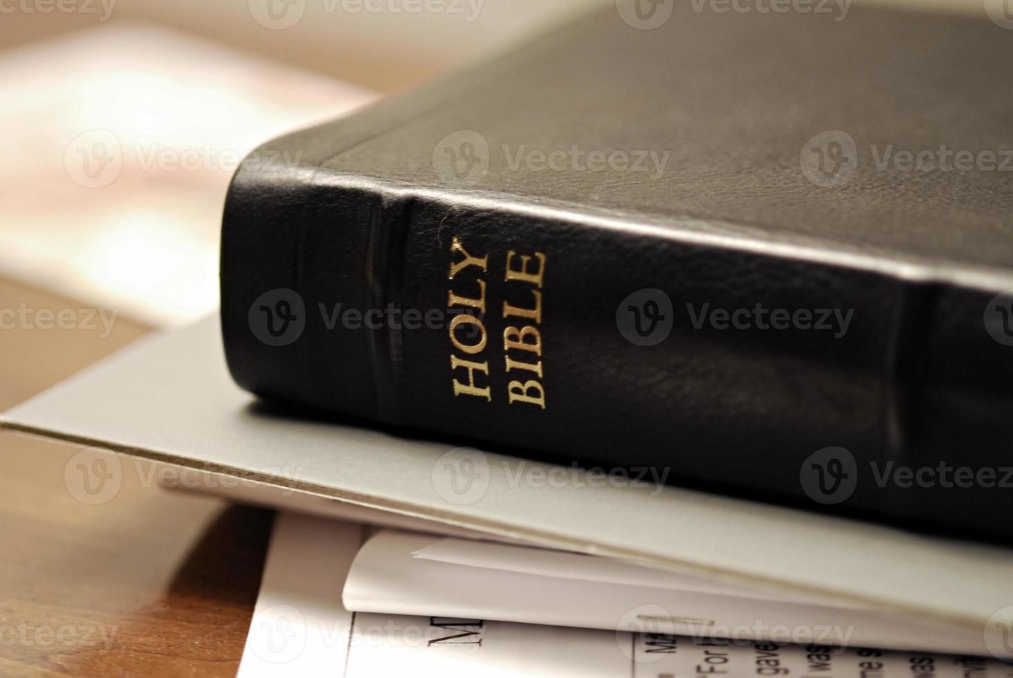 Bible noire avec matériel d'étude photo