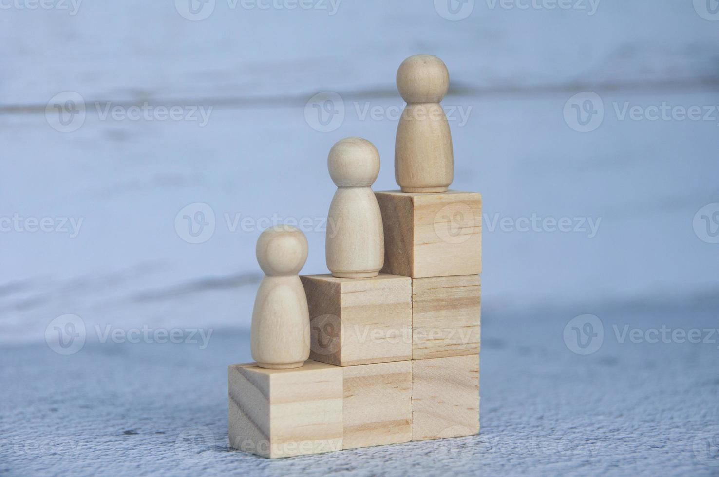 figures en bois sur des blocs de bois. concept de croissance de carrière photo
