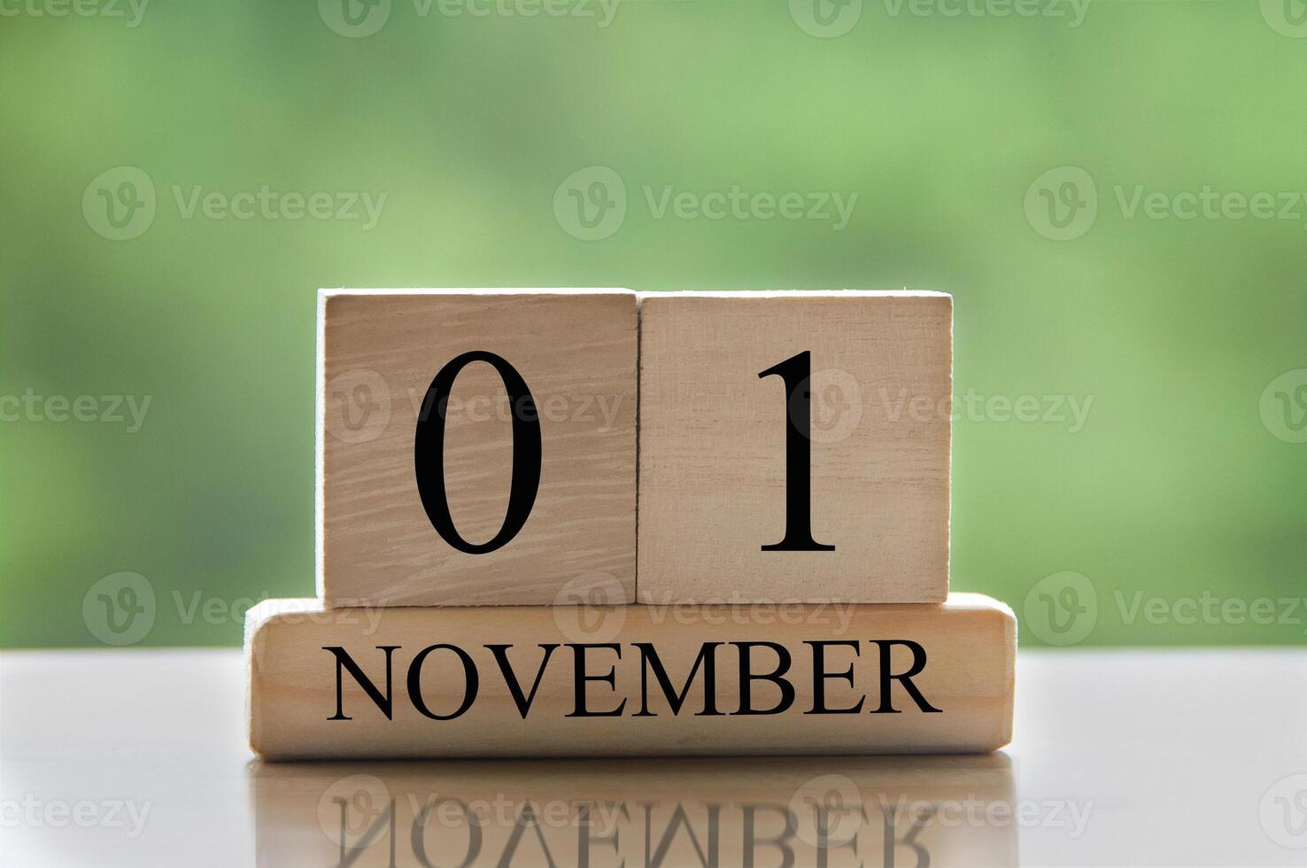 1er novembre texte de la date du calendrier sur des blocs de bois avec espace de copie pour les idées ou le texte. concept d'espace de copie photo