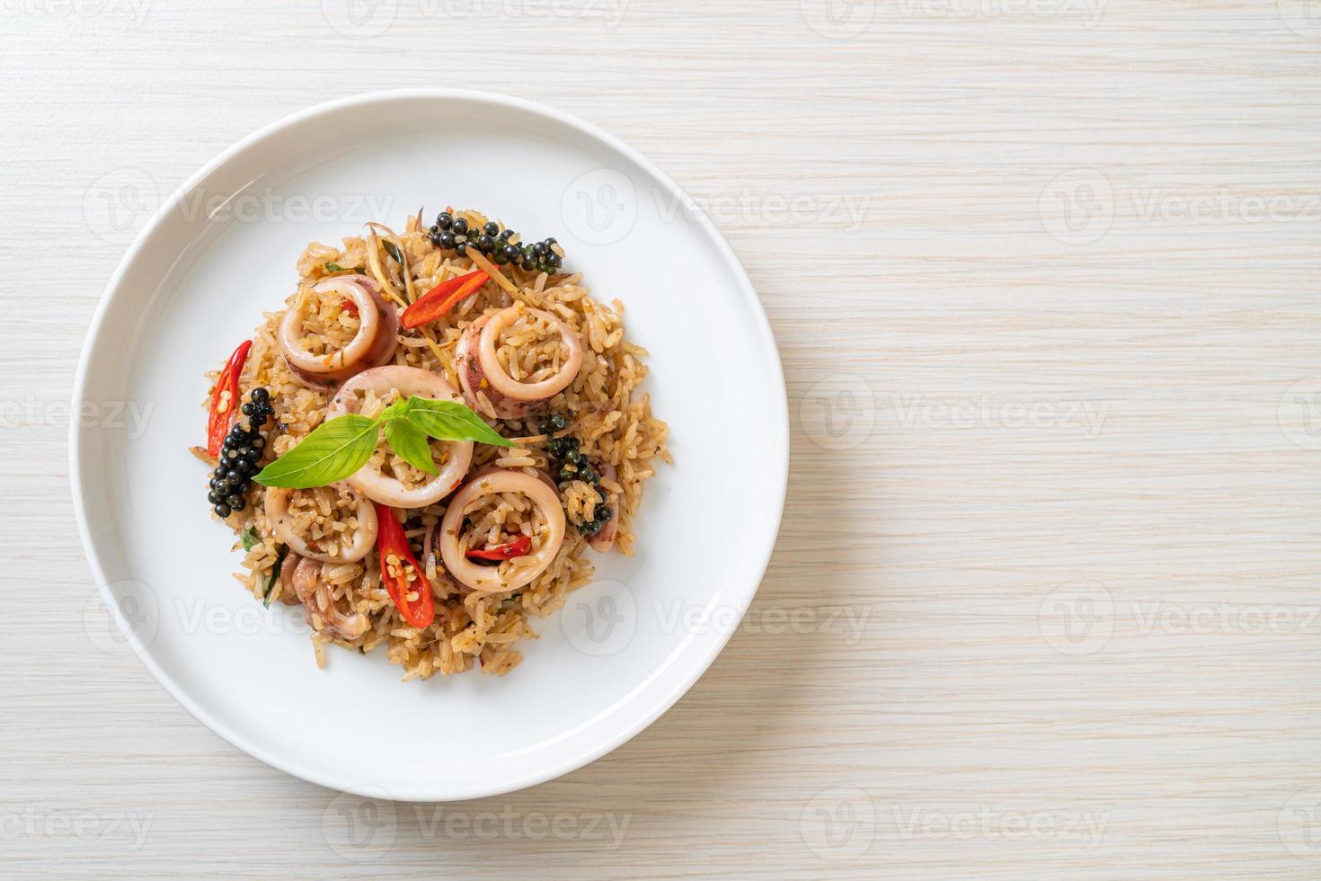 riz frit au basilic et aux herbes épicées avec calamar ou poulpe photo