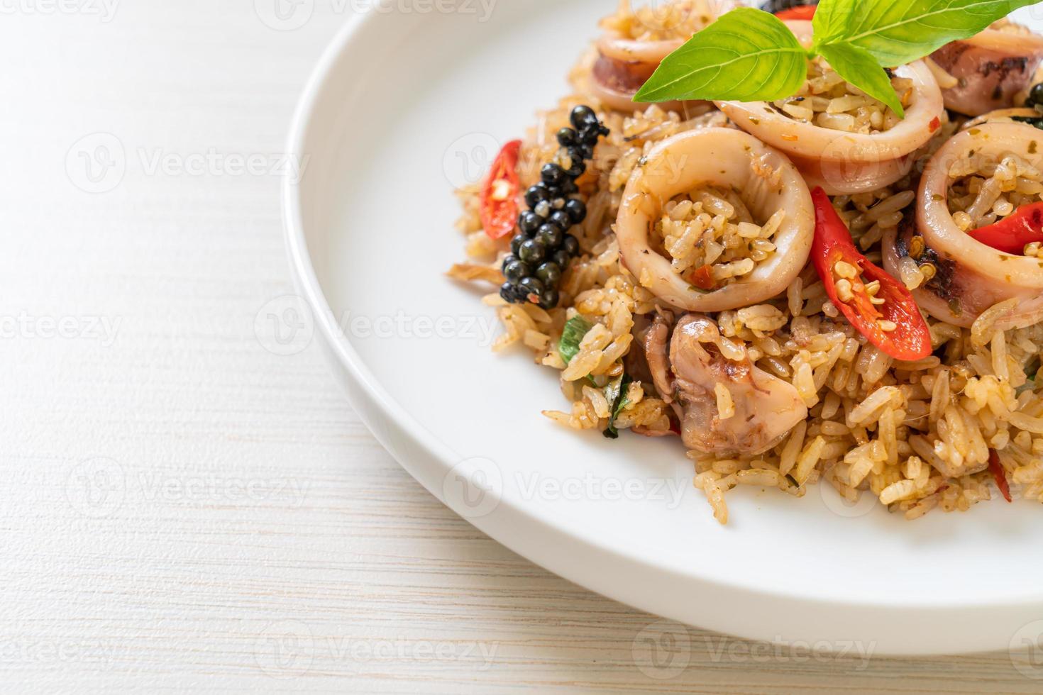 riz frit au basilic et aux herbes épicées avec calamar ou poulpe photo