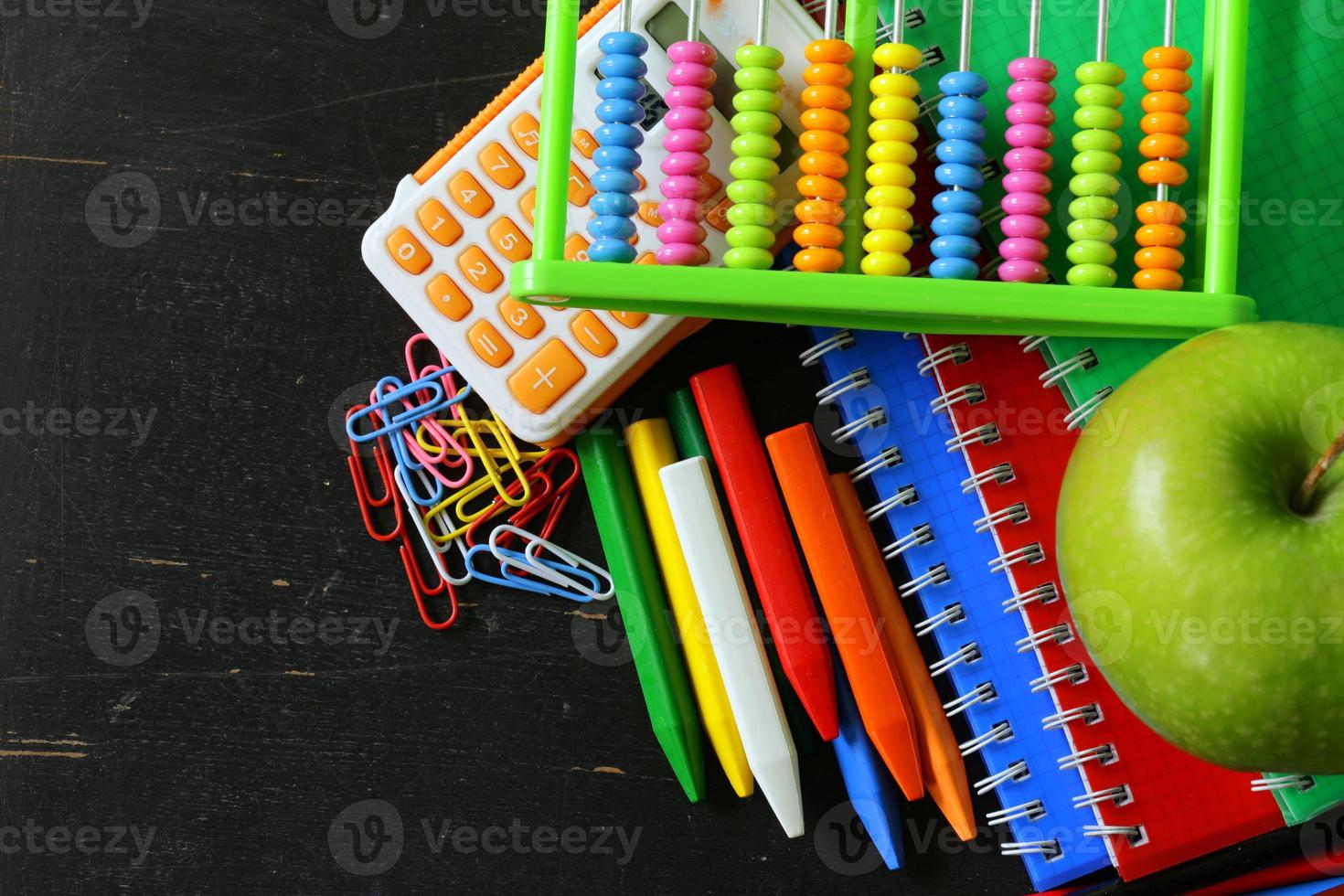 concept de retour à l'école, papeterie scolaire crayons et cahiers multicolores photo